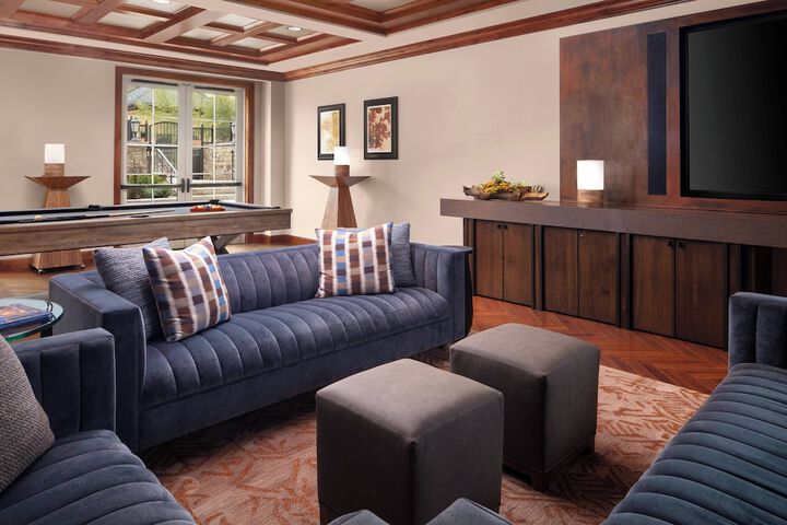 Lounge 23 of 25