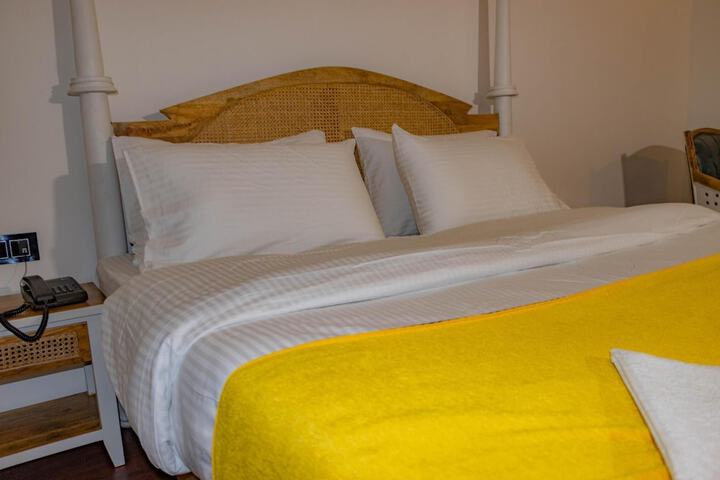 Room 5 of 16
