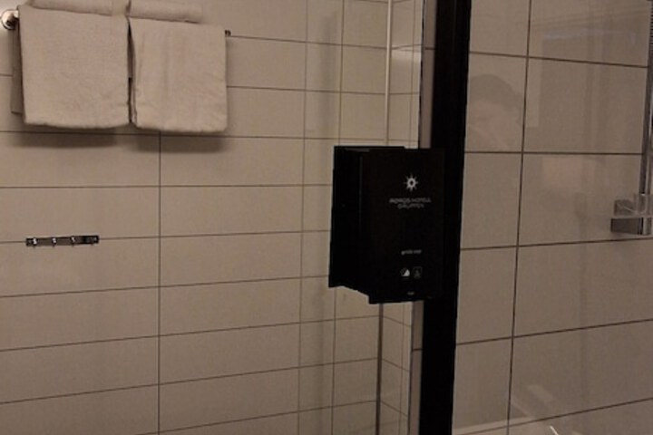 Room 76 of 109