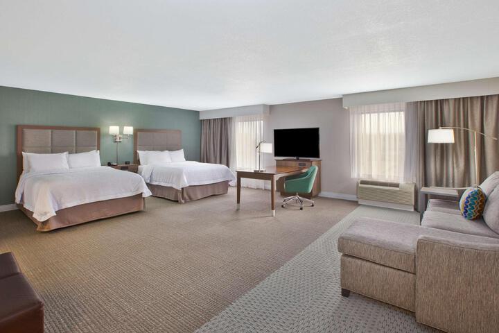 1 King Microwave, Refrigerator Wet Bar Studio Suite