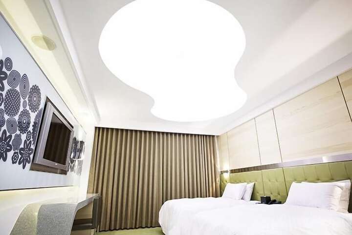 Room 9 of 15