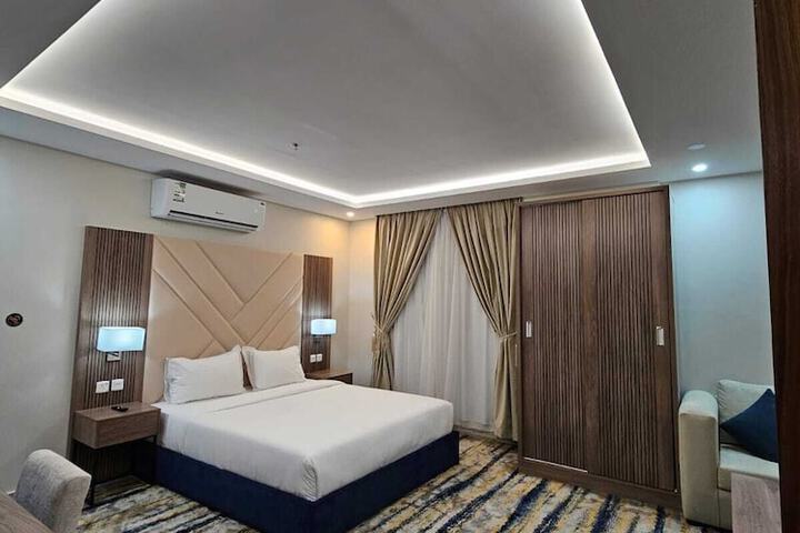 Room 6 of 13