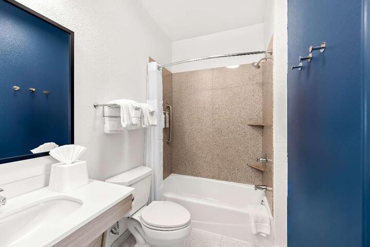 2 Queen Beds Accessible (3 of 11)
