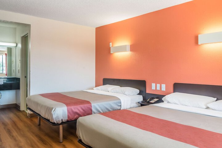 1 Queen Bed (9 of 12)