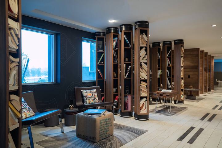 Lobby lounge