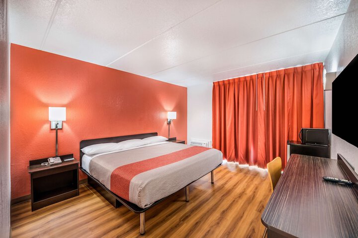 1 King Bed (5 of 14)