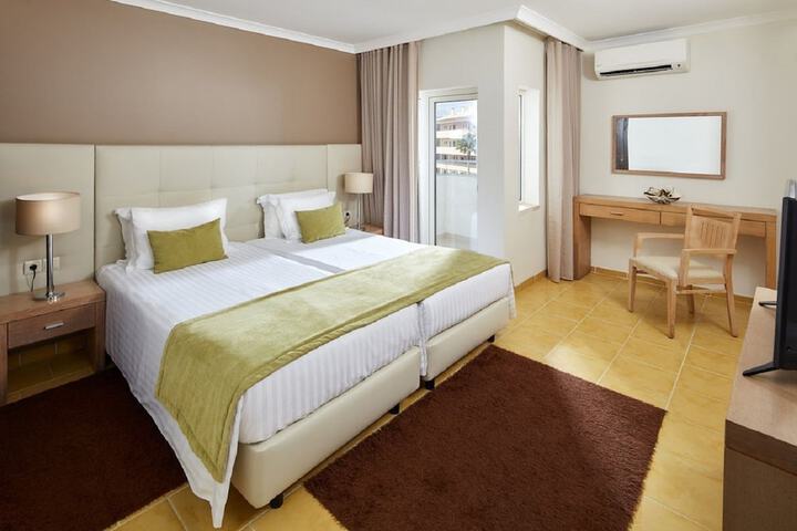 Room 11 of 40