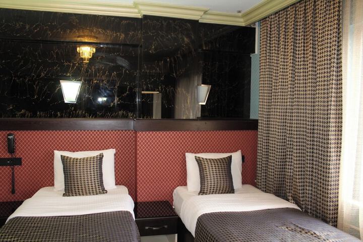 Room 4 of 33