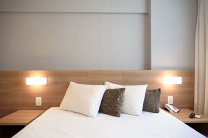 Room 4 of 8