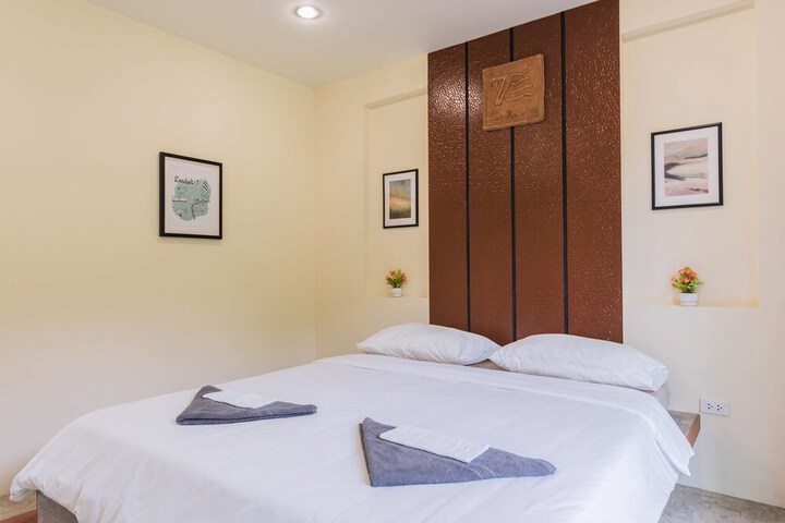 Room 6 of 28