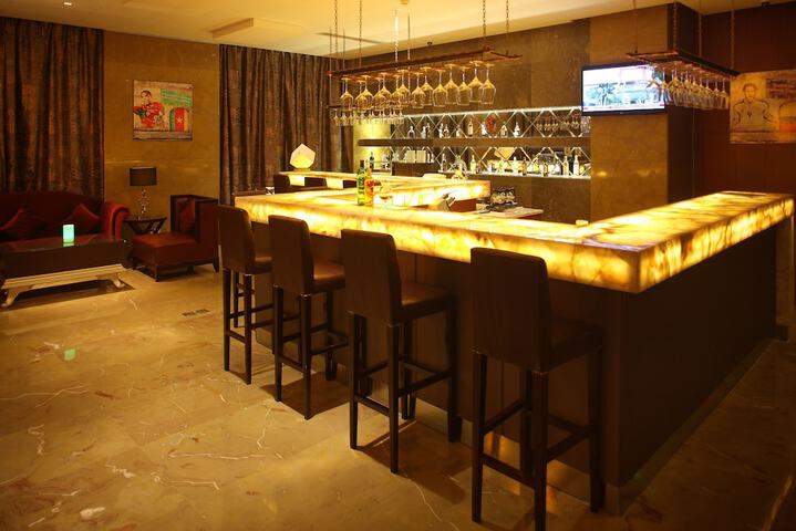 Lounge 16 of 23