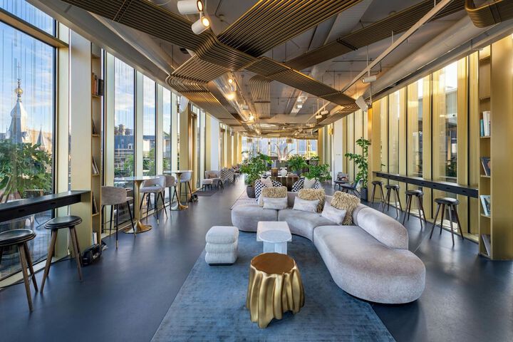Lounge 273 of 313