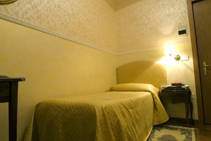 Room 4 of 36