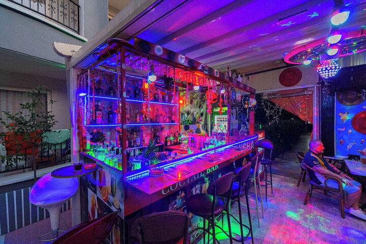Lounge 75 of 84