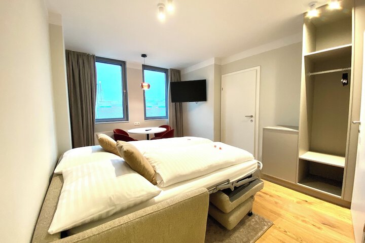 Room 13 of 28