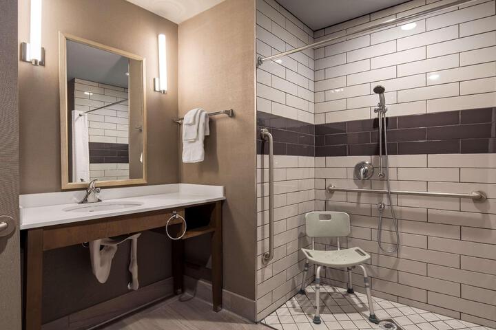 2 Queen Beds Microwave and Refrigerator WiFi Full Breakfast (8 of 22)