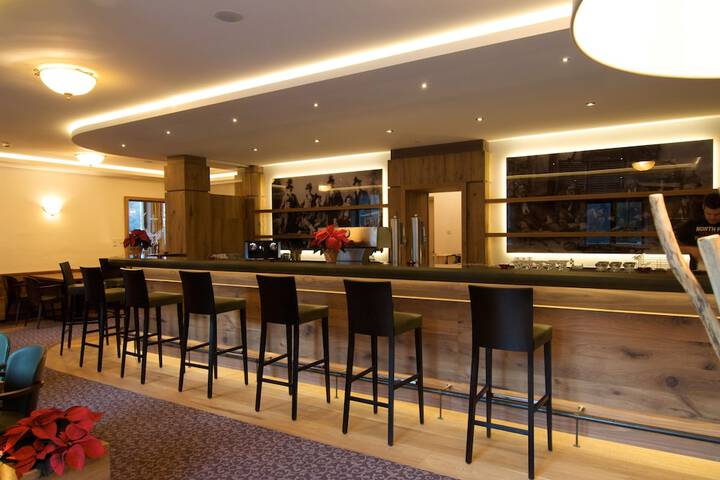 Lounge 6 of 8