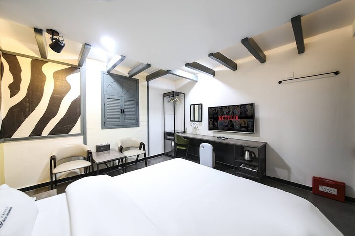 Room 8 of 27