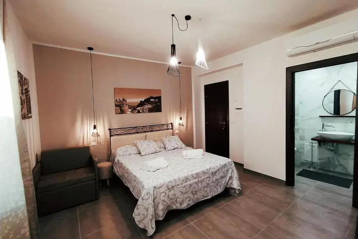 Room 5 of 8