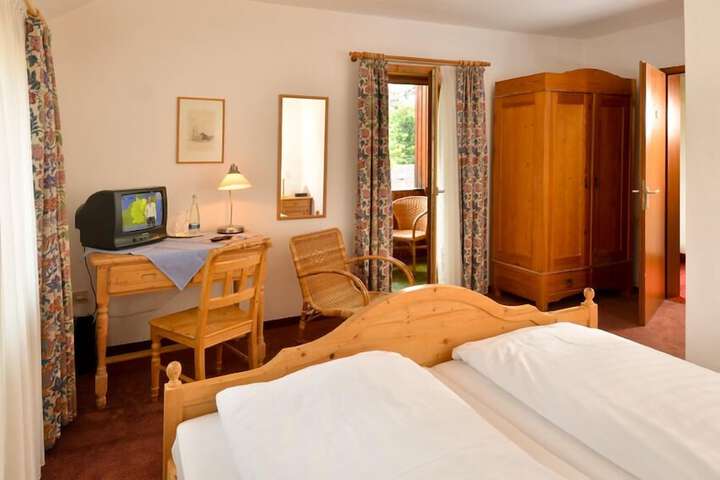 Room 4 of 28