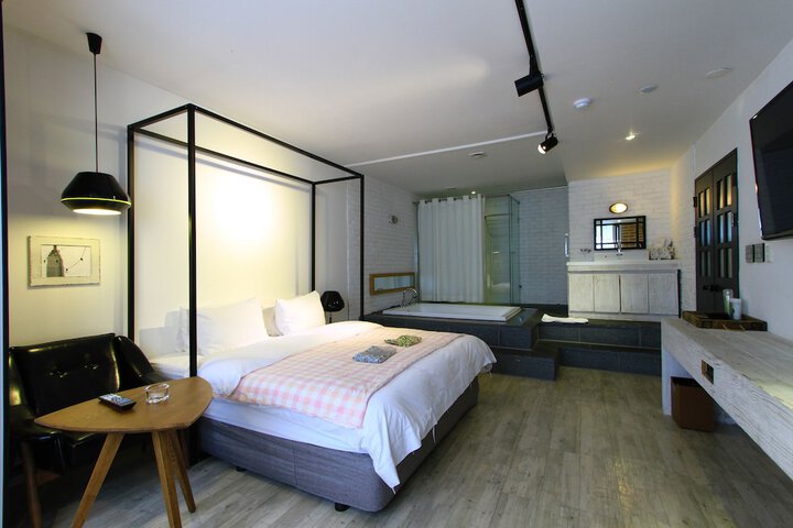 Room 18 of 66