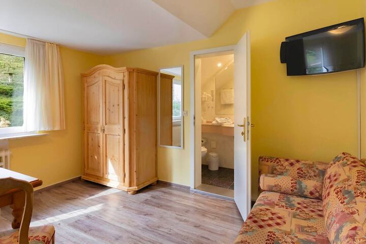 Room 16 of 65