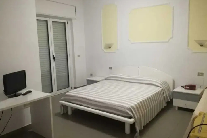 Room 3 of 10