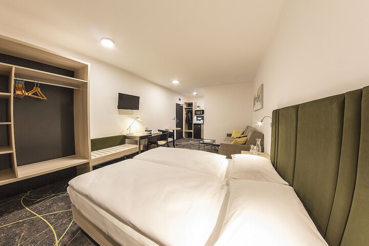Room 8 of 37