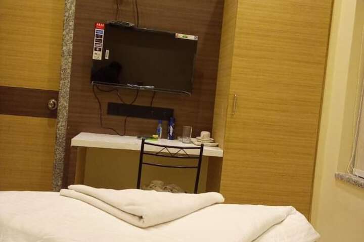 Room 5 of 17