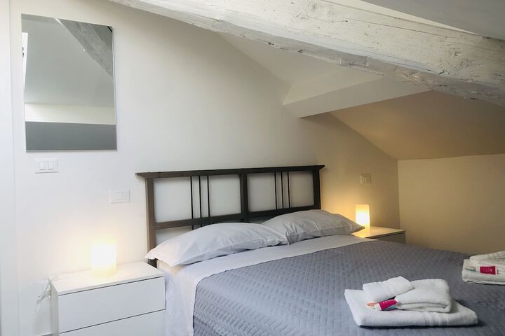Room 4 of 32