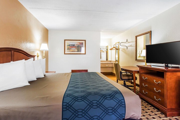 1 King Bed (10 of 10)