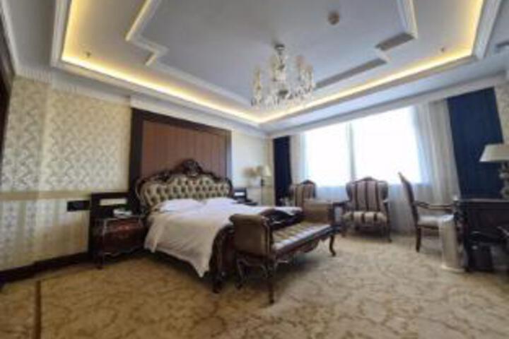 Room 7 of 8