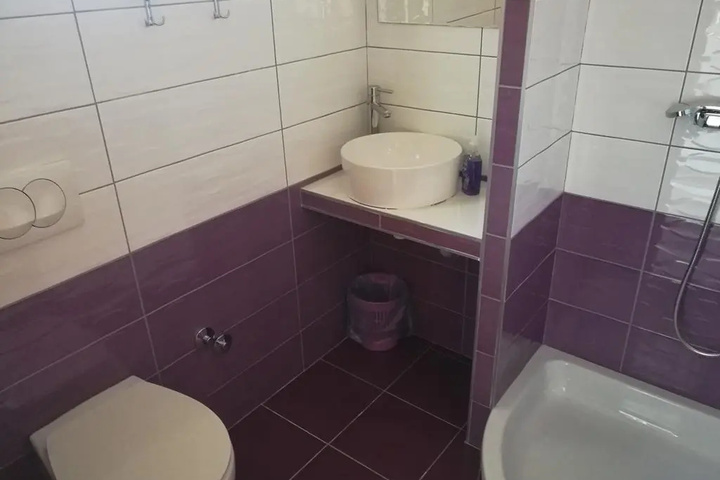 Room 6 of 10