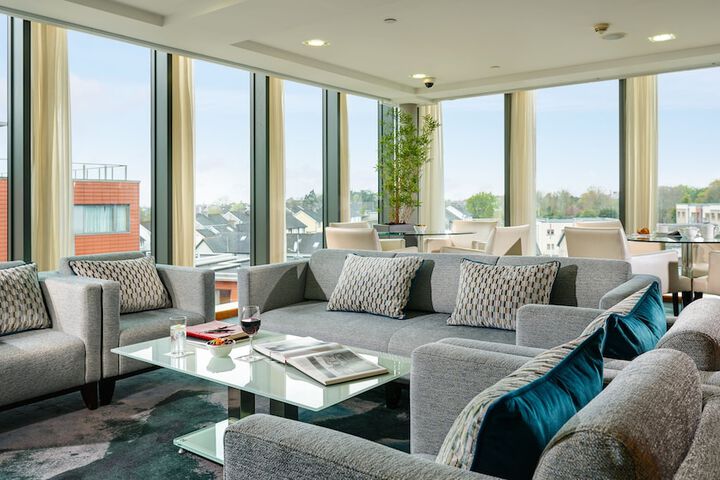 Lounge 37 of 44