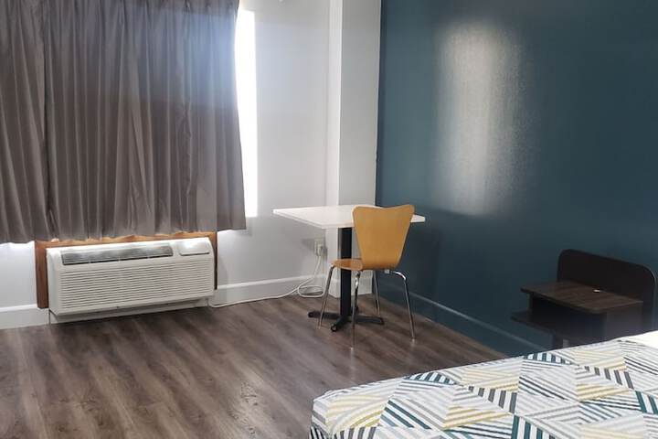 1 Queen Bed (7 of 10)