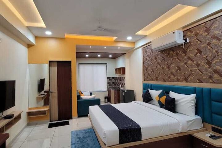 Room 5 of 9