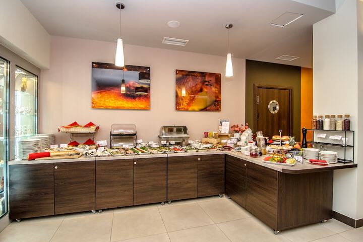 Dining 49 of 77