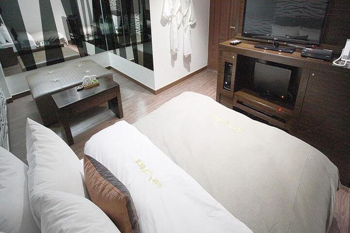 Room 3 of 6