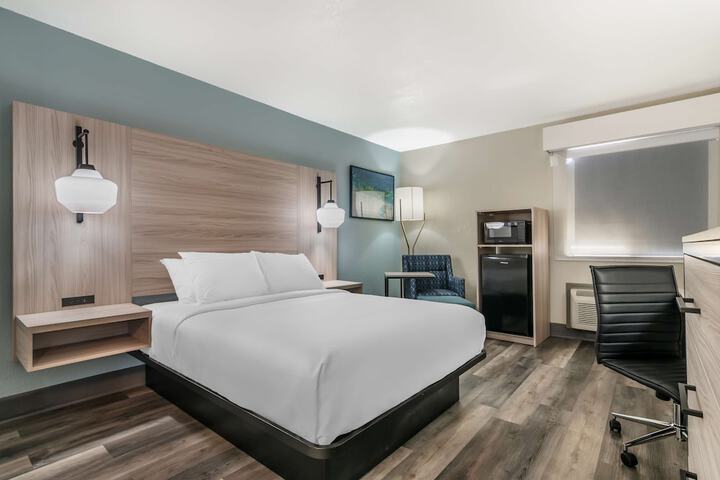 Queen Bed Accessible (10 of 14)