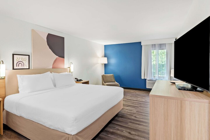 1 King Bed (8 of 13)