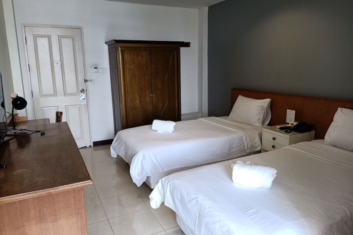 Room 13 of 87