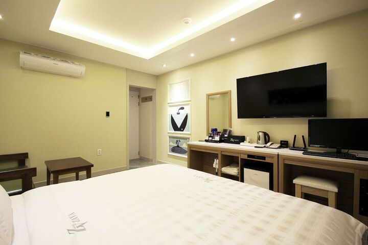 Room 14 of 22