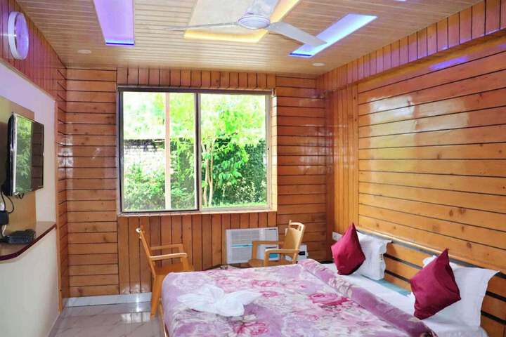 Room 4 of 113