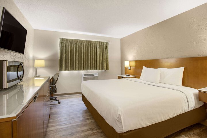 1 King Bed (6 of 12)