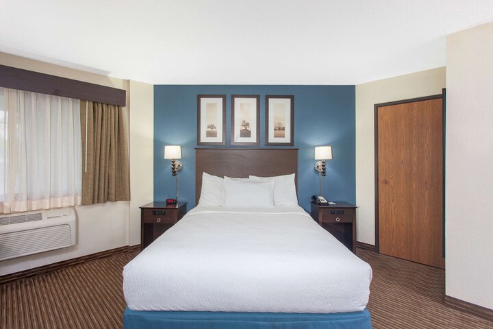 1 Queen Bed Deluxe Accessible Room (3 of 8)