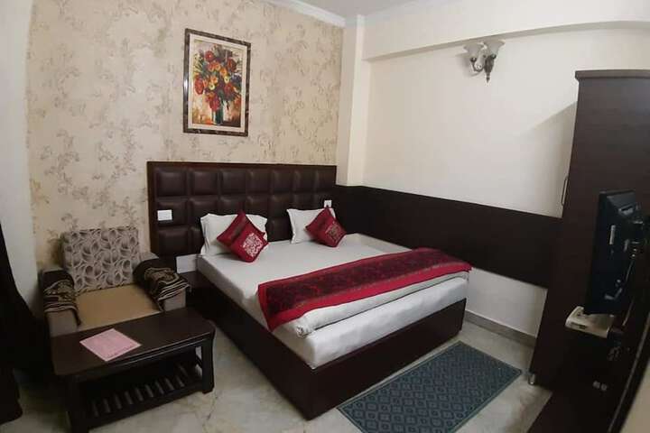 Room 10 of 14
