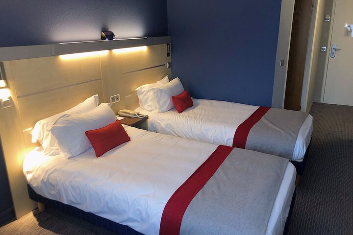 Room 6 of 32