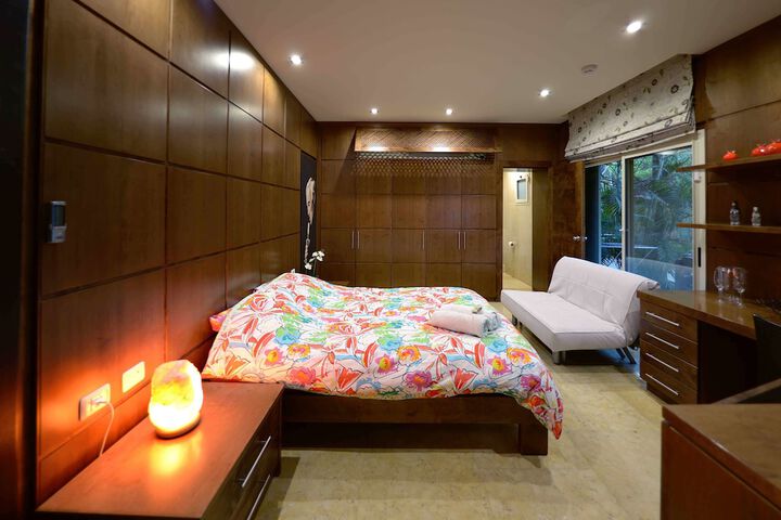Room 6 of 25
