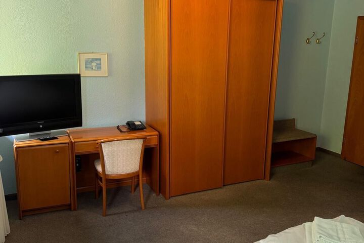 Room 13 of 20