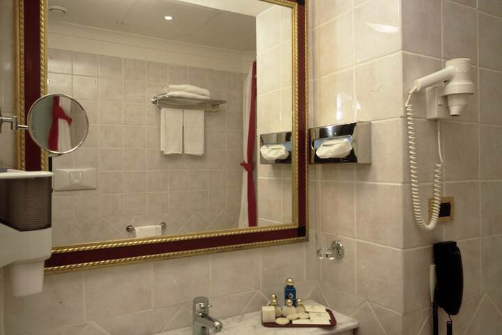 Room 33 of 52